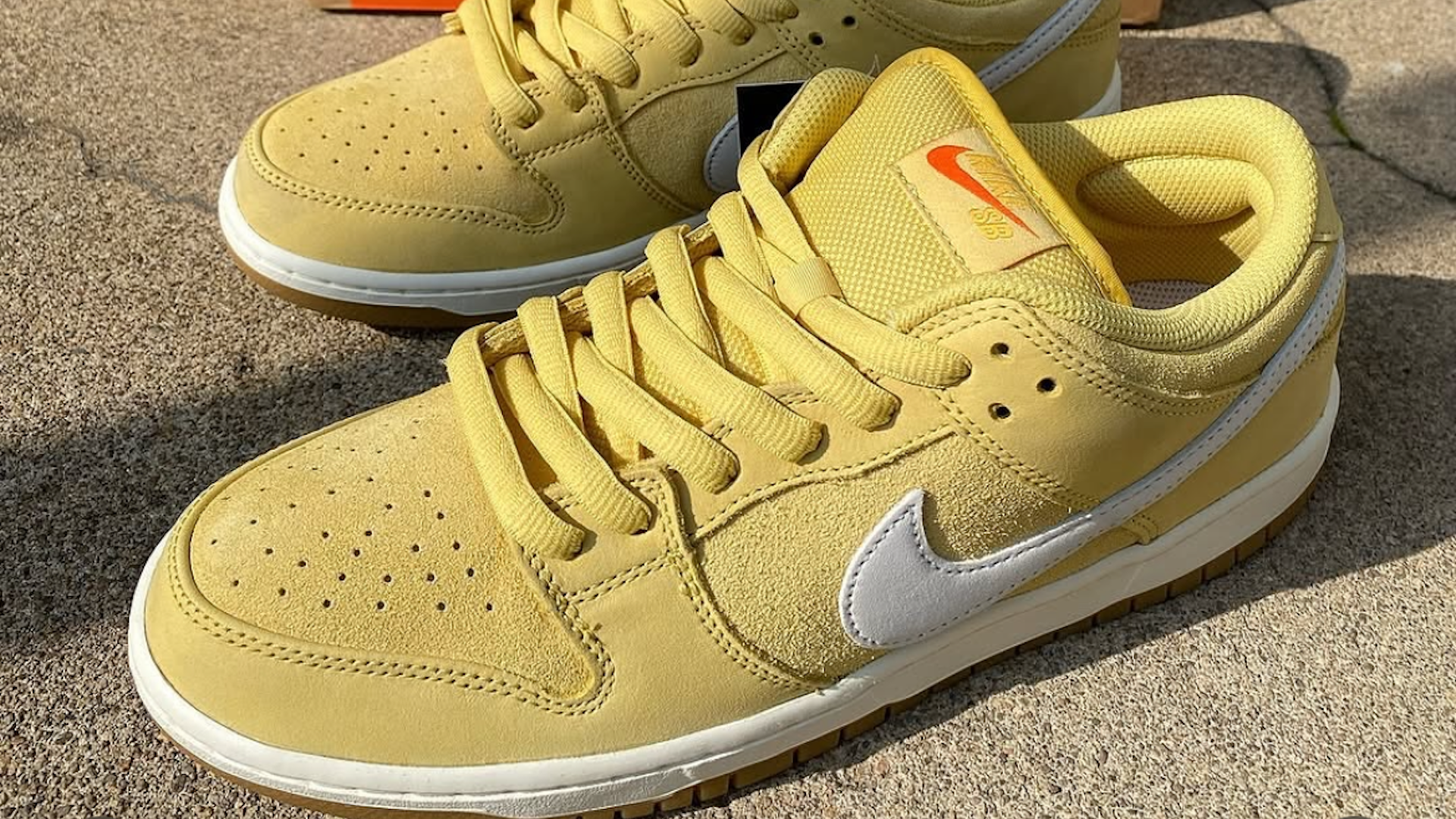 nike-sb-saturn-gold-dunk-low-