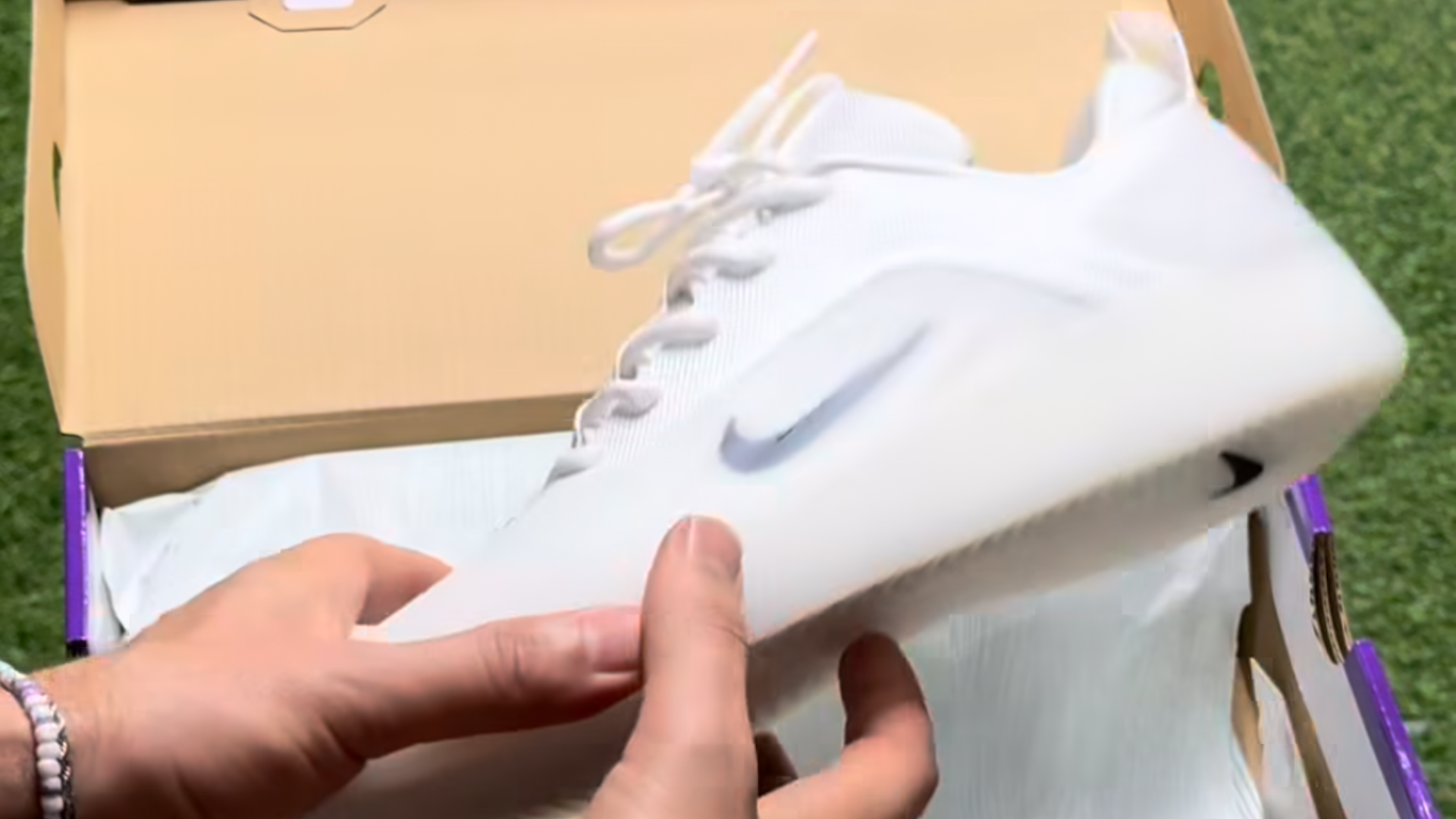 nike-sb-white-black-nyjah-4.png