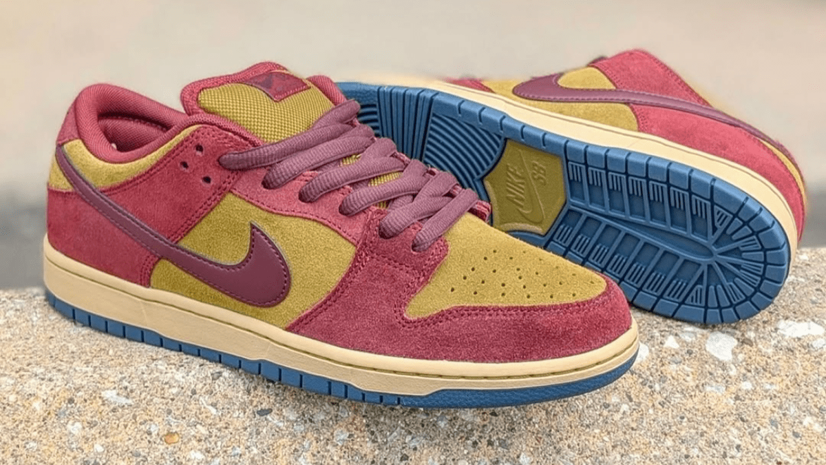 【新商品】★人気★NIKE★ DUNK LOW Dark Team Red The Nike Dunk Low is Appears in Dark Team Red and Black