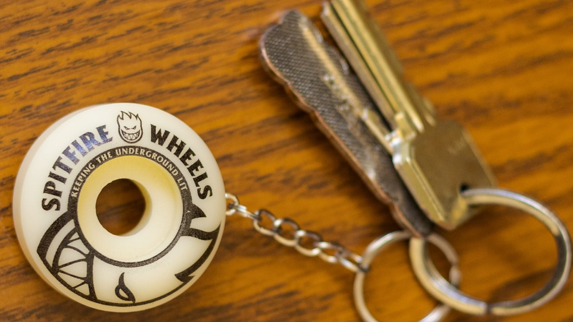SPITFIRE KEY CHAIN WHEELS 白赤 キーホルダー Spitfire - Key Chain Wheels - - Attic Skate & Snow Shop