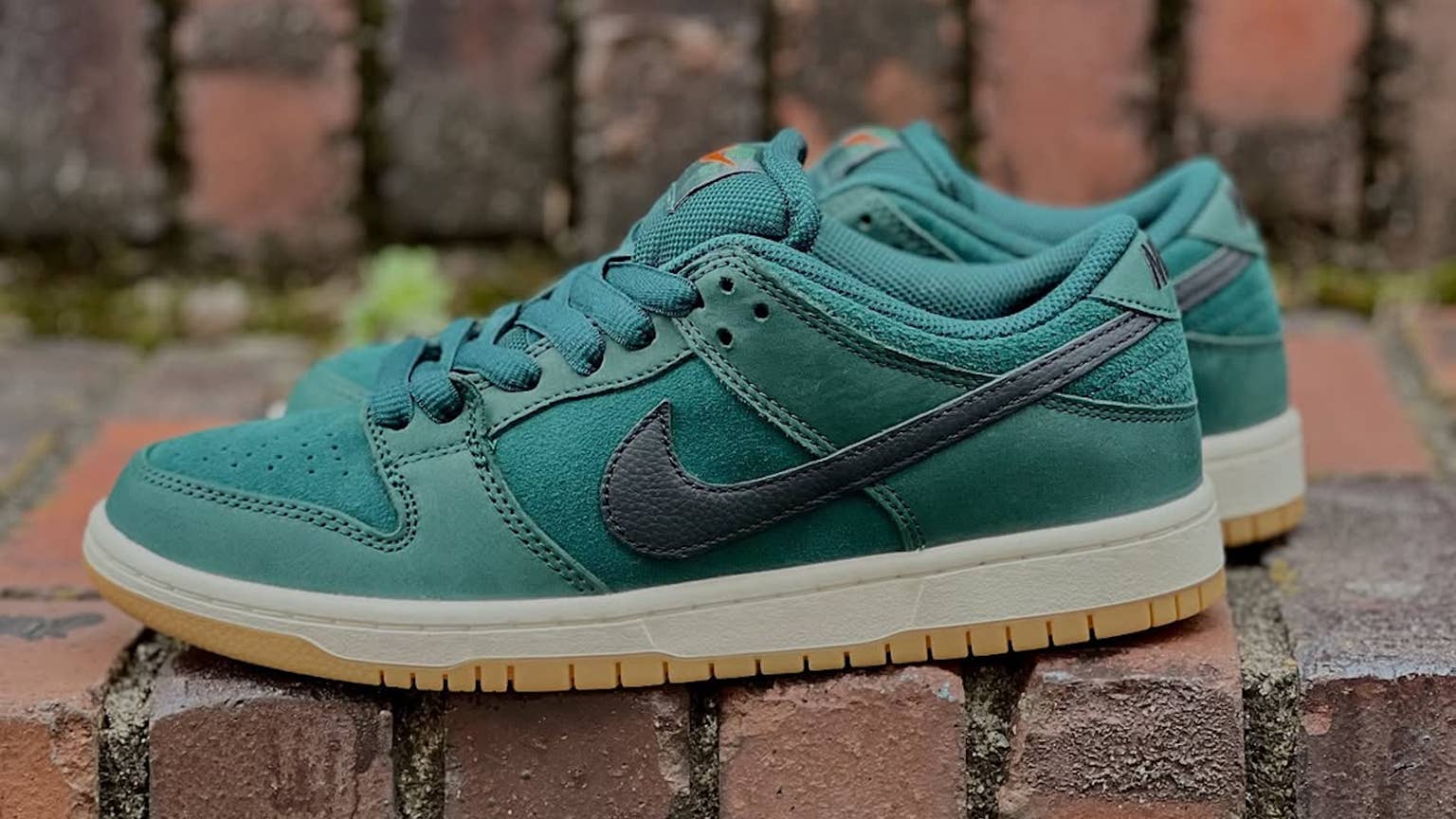 【新品未使用】Nike SB Dunk Low Deep  nike-sb-dunk-deep-fir.png