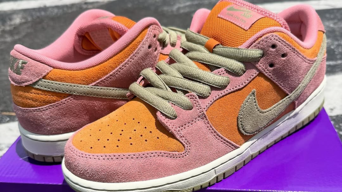 スケートボード NIKE SB DUNK LOW Red Stardust 27cm Nike SB's 'Red Stardust' Dunks Are Finally Hitting US Shops—Take a